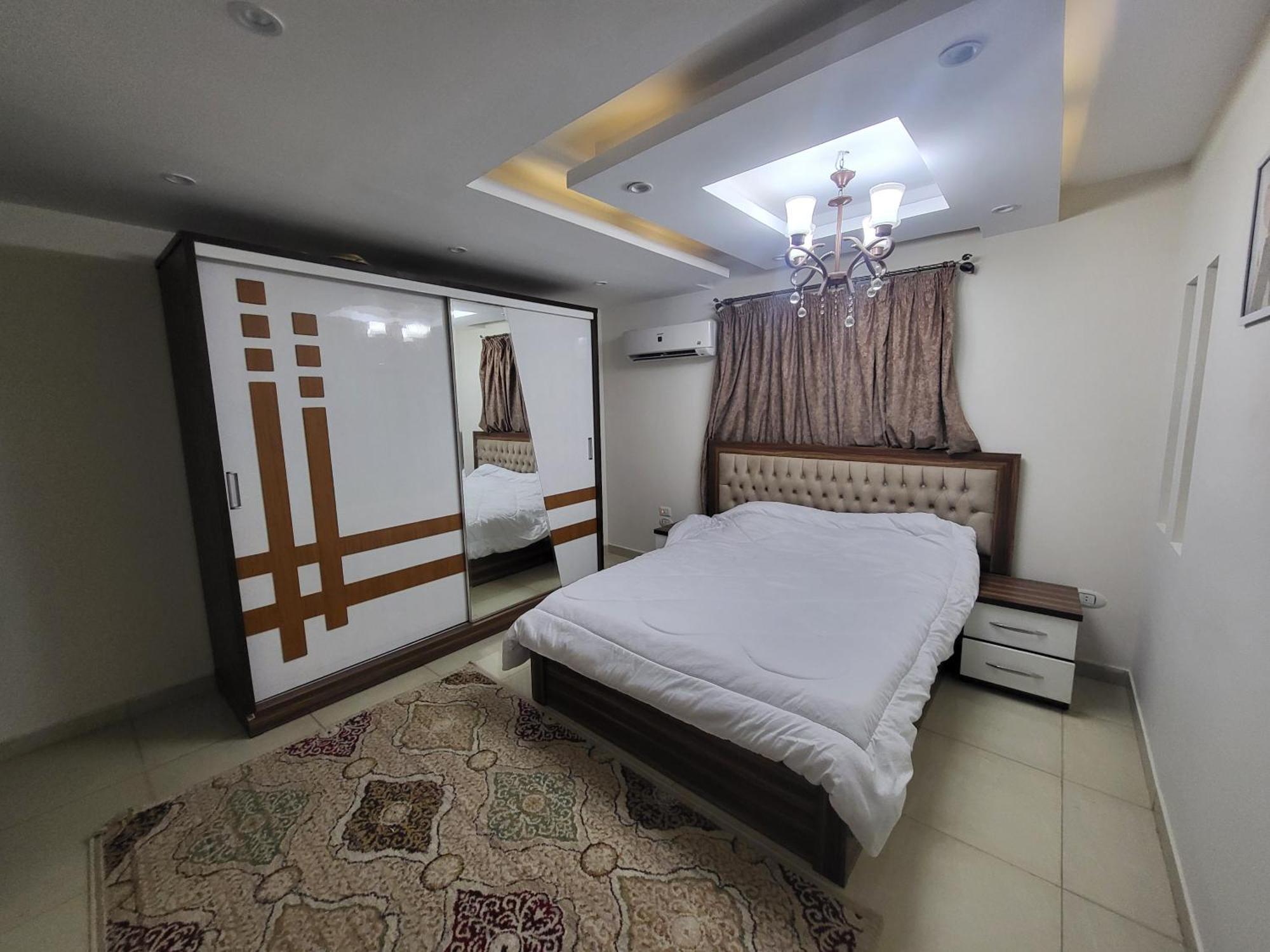 شقه فندقيه بالدقي Apartment *
